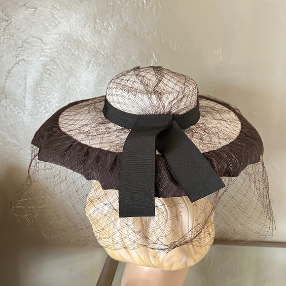 CHARISMATIC 1940s' NATURAL STRAW WIDE BRIM TILT HAT + VEIL + GROSGRAIN TRIM - Picture 4 of 11